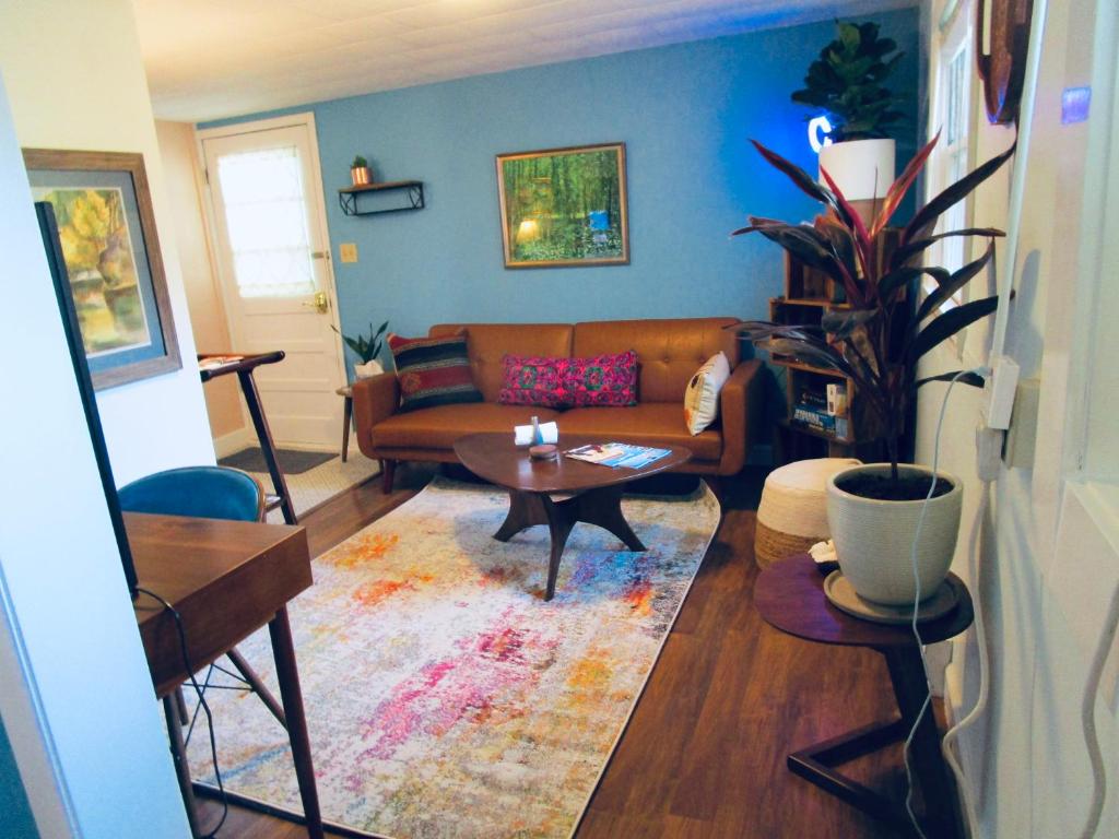 Boho-Chic Studio with Breakfast (Bloomington) 