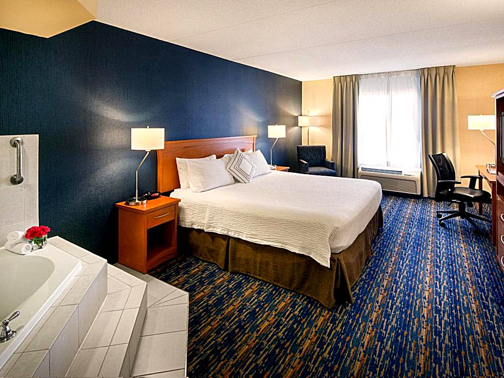 Fairfield Inn & Suites by Marriott Toronto Brampton: King Room with Spa Bath