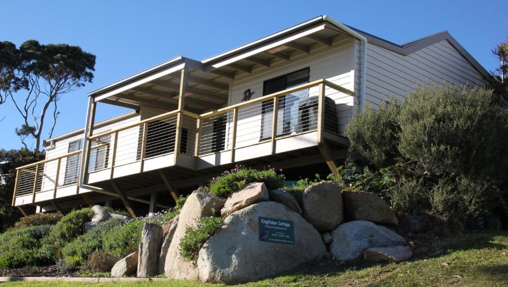 KINGFISHER COTTAGE Beachfront at the Binalong Bay