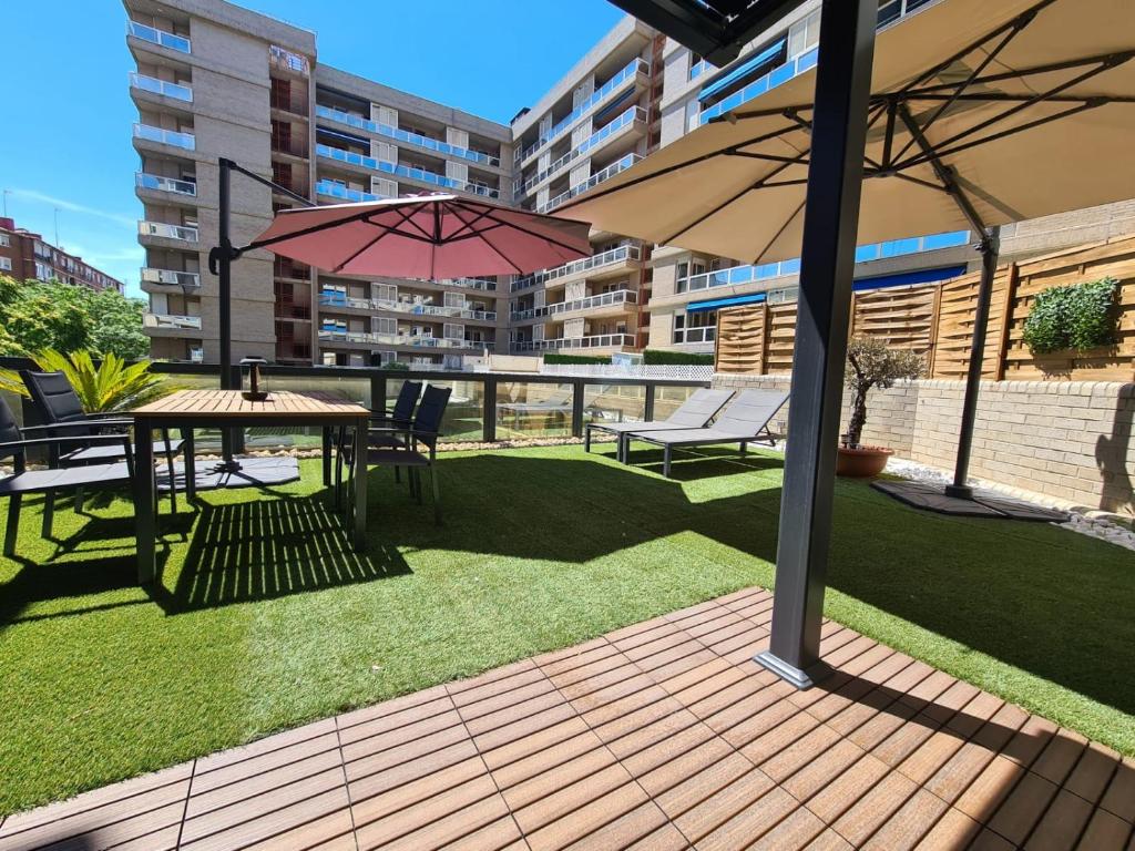 Apartamentos Dos Torres Bolsón terraza grande de uso privado