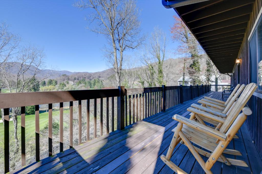 Spacious Maggie Valley Mtn Home with Hot Tub and Views