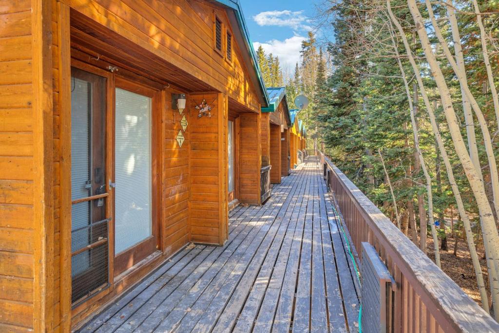 Beautiful Ski-in Ski-out Condo Located On The Eagle Point Resort! condo