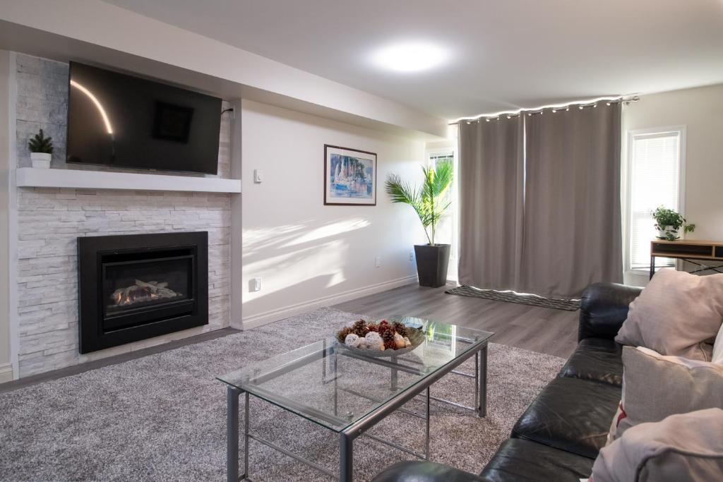 Bright private suite near Departure Bay beach