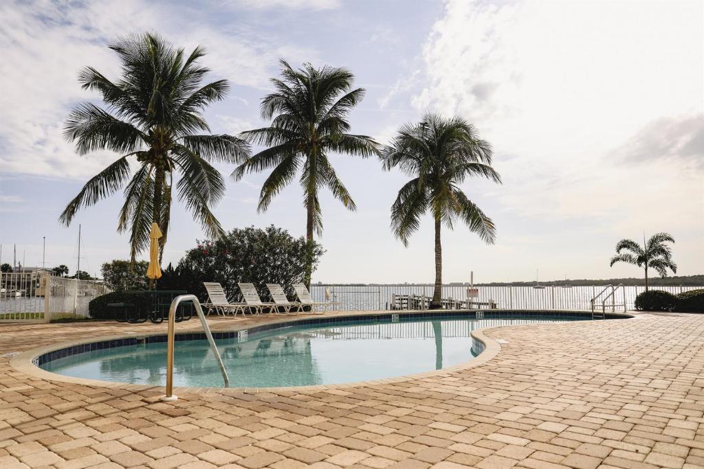 Dolphin Bay in Boca Ciega Resort - 2BR, Pool, Bay View