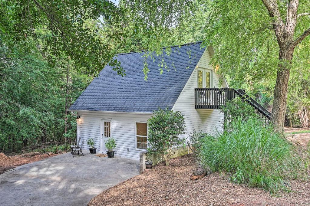 Pet-Friendly Central Cottage 2 Miles to Clemson!