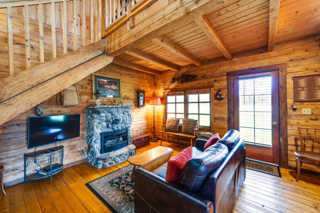 Blue Sky Cabin in Sequim with Private Hot Tub!