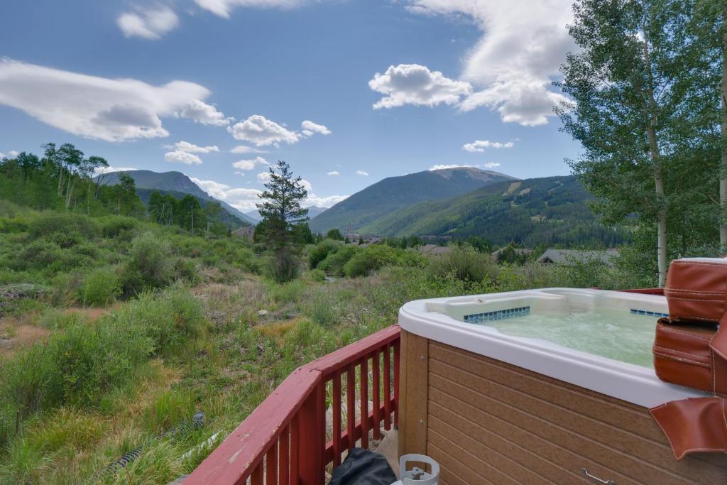 Keystone Getaway with Hot Tub and Mountain Views!