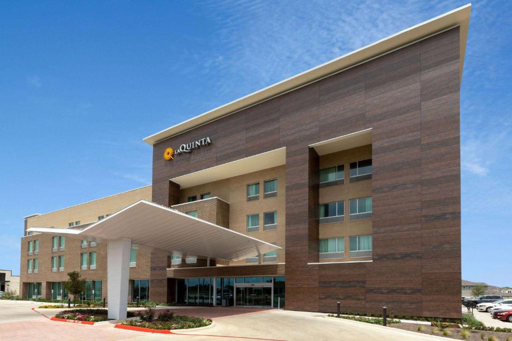 La Quinta Inn & Suites by Wyndham Round Rock near Kalahari