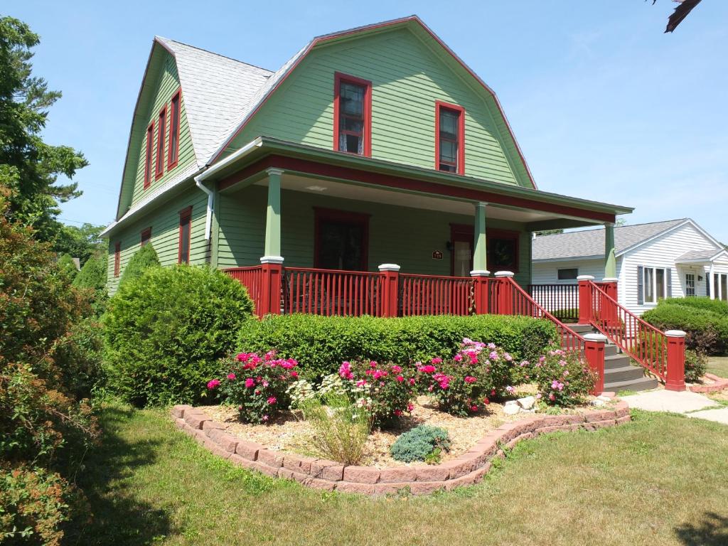 Leelanau Cottage - Gorgeous & Great Location!