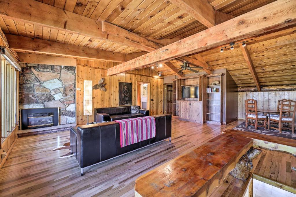 Spacious Pinedale Home with Mountain Range View