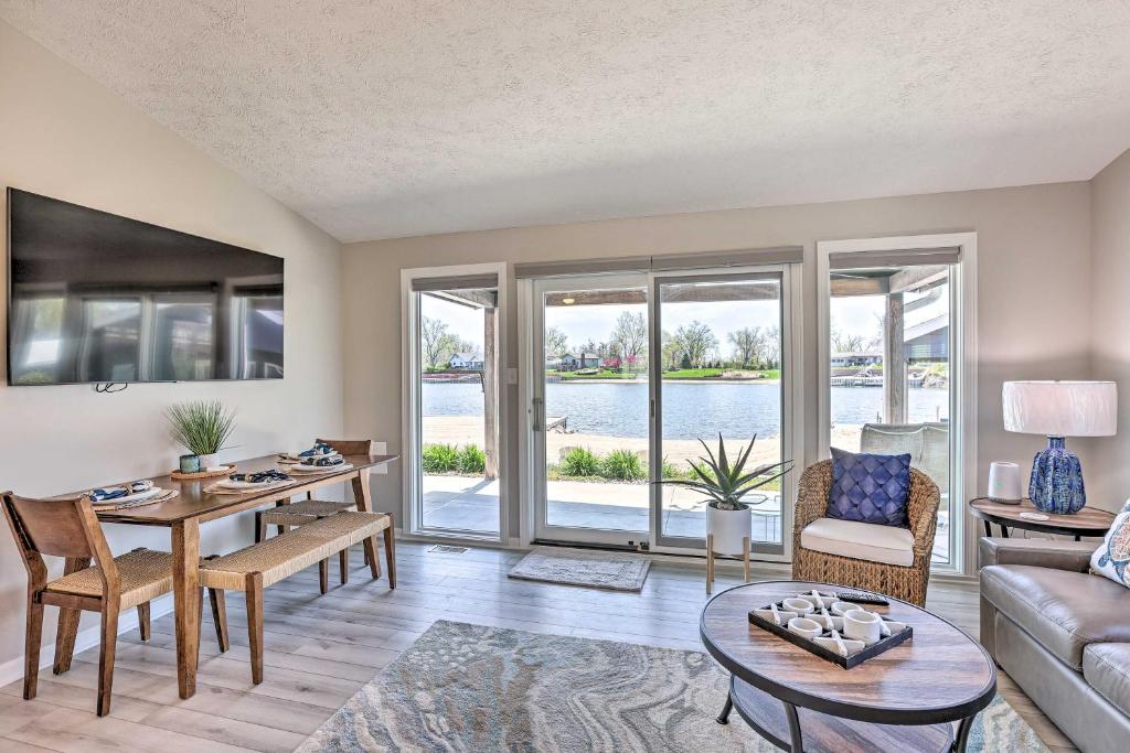 Lakefront Bellevue Home Private Beach and Fire Pit!