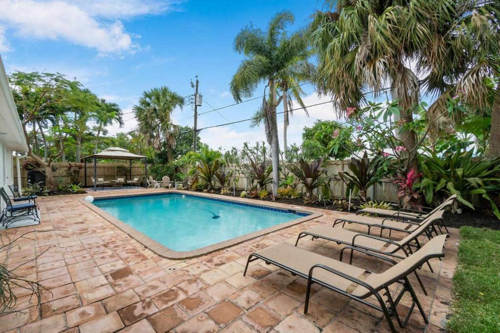 Chic Coastal - Heated Pool per request, Near PGA & Everything!