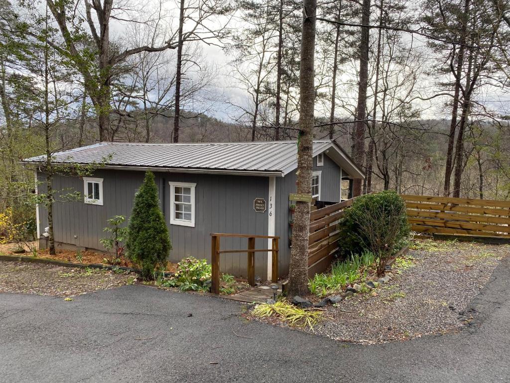 New Listing! Convenient Cottage - Hot Tub, 4 Minutes to Dahlonega