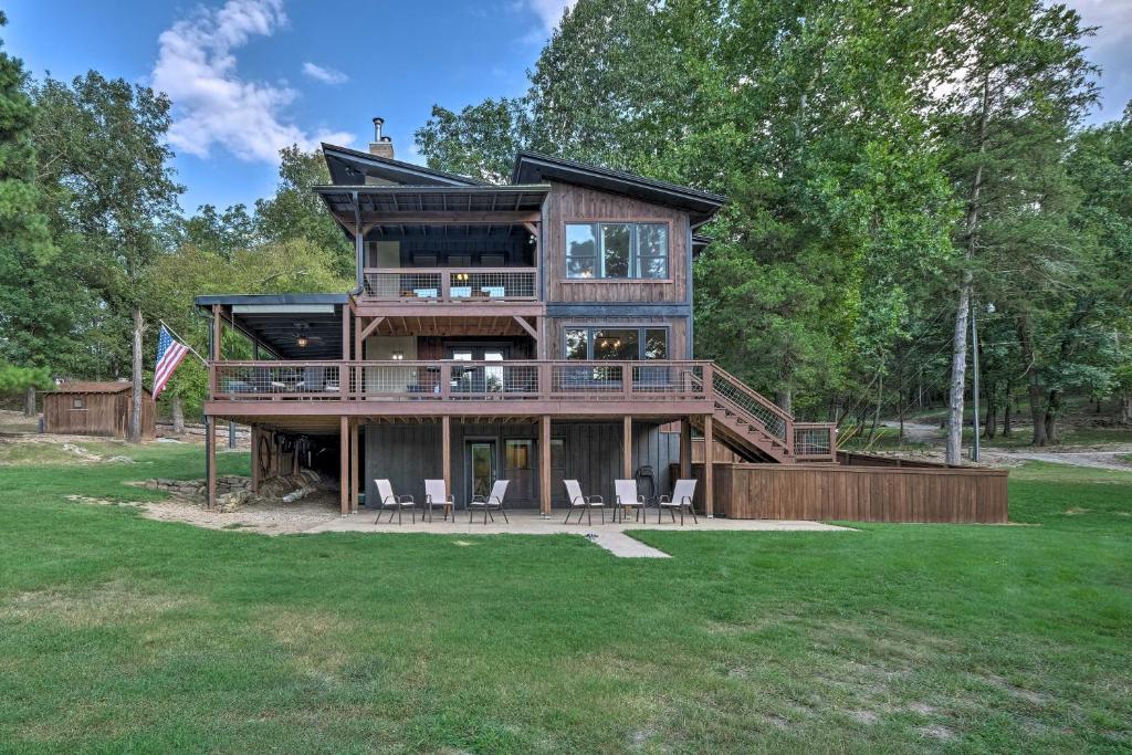 Beaver Lake Hideaway with Fire Pit by Marina