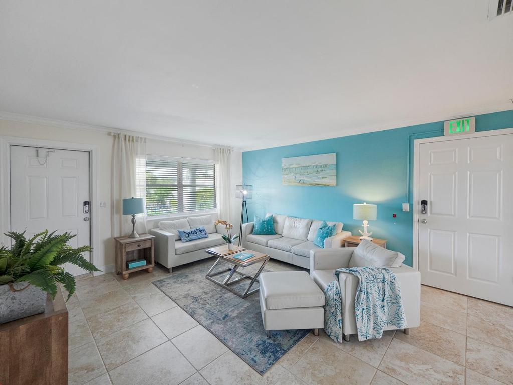 Bright and Sunny 2BR !!Close to Peanut Island!!