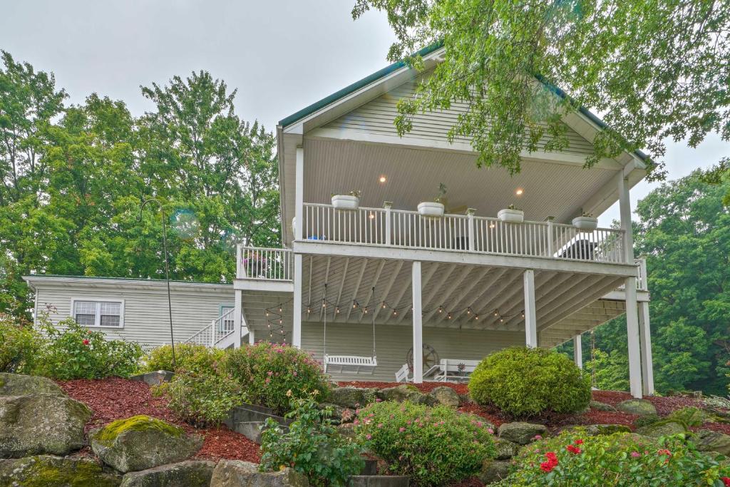 Charming Hanoverton Cottage on Guilford Lake!