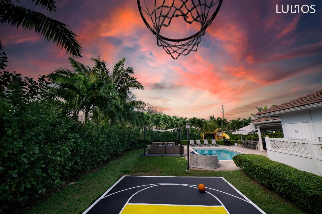 Beautiful house heated pool, basketball L01