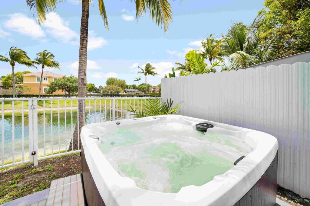 Ohana House Jacuzzi Pool and Ping Pon Terrace