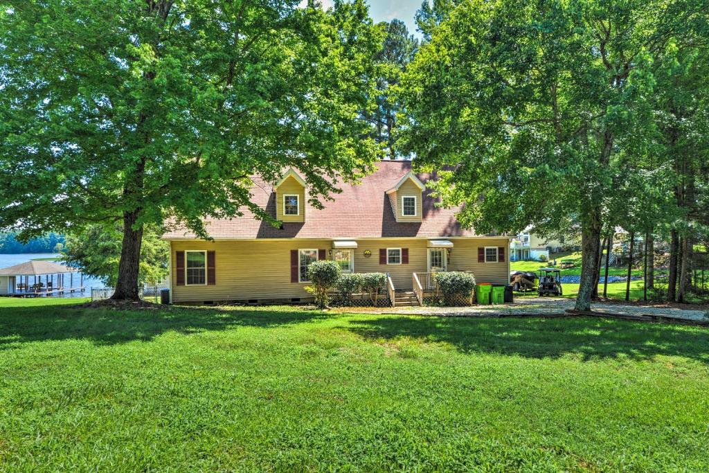 Beautiful Lakefront Retreat with Dock and Grill!