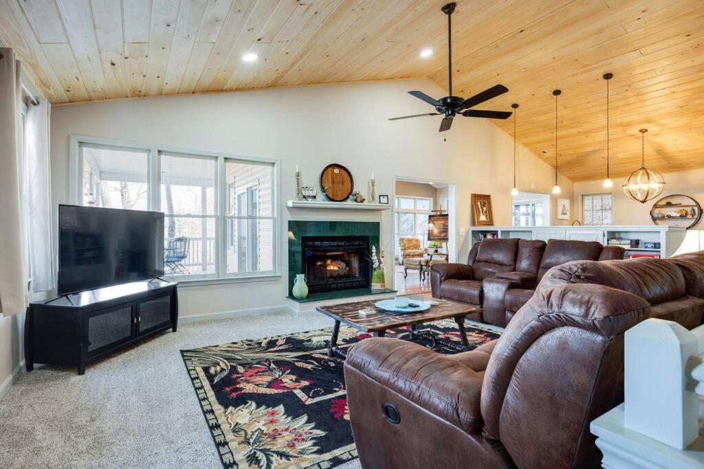 Stunning Mountain Views and Spacious Comforts!