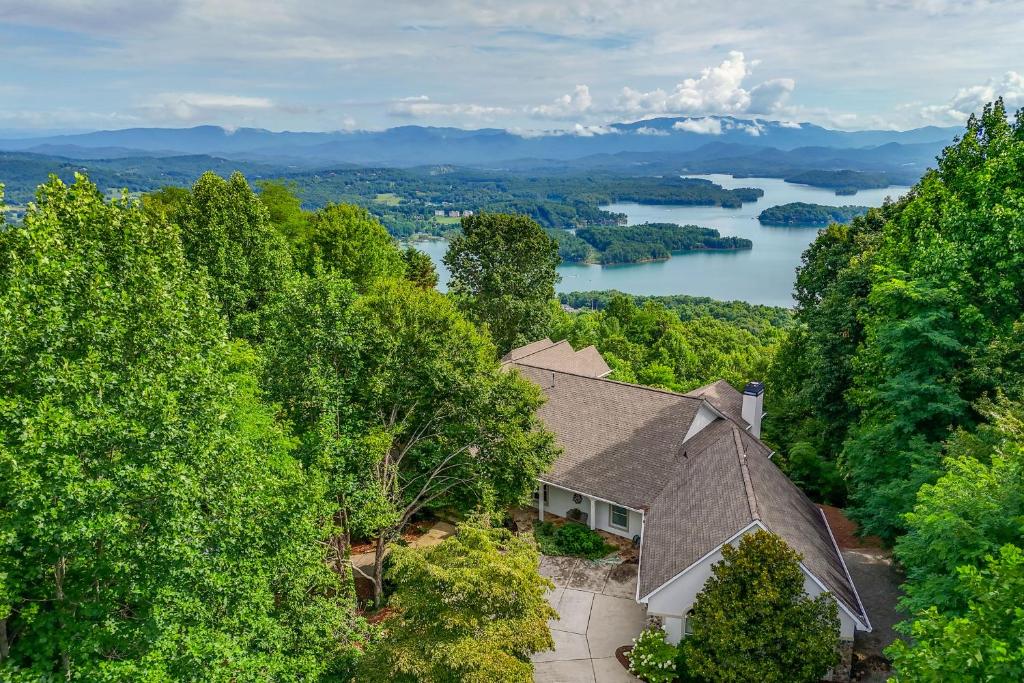 Stunning Hiawassee Hideaway with Impeccable Views!