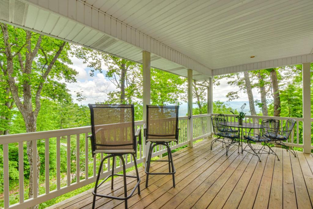 Spacious Home in Hiawassee with Mountain Views!