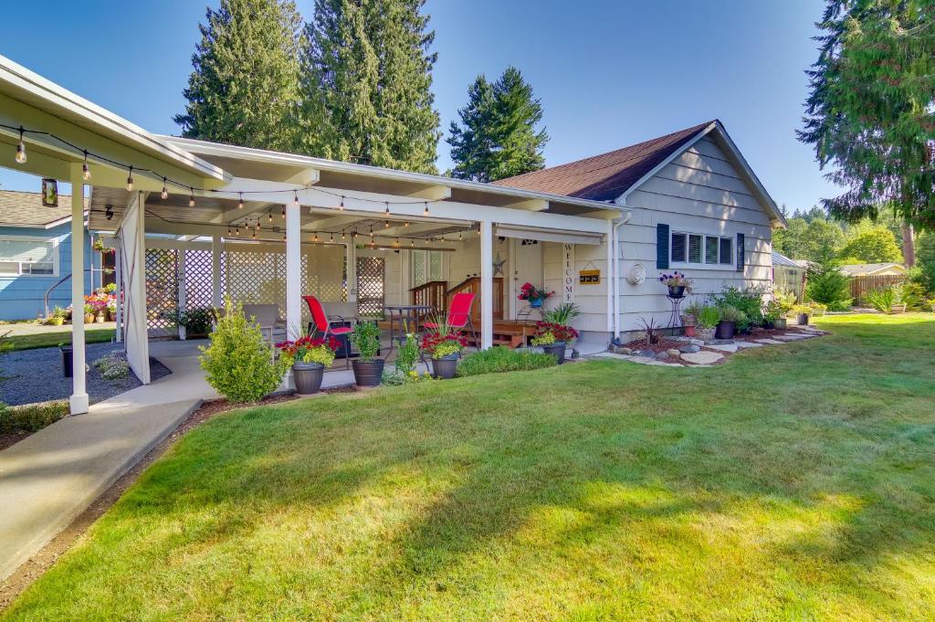 Charming Updated Retreat Walk to Lake Stevens!