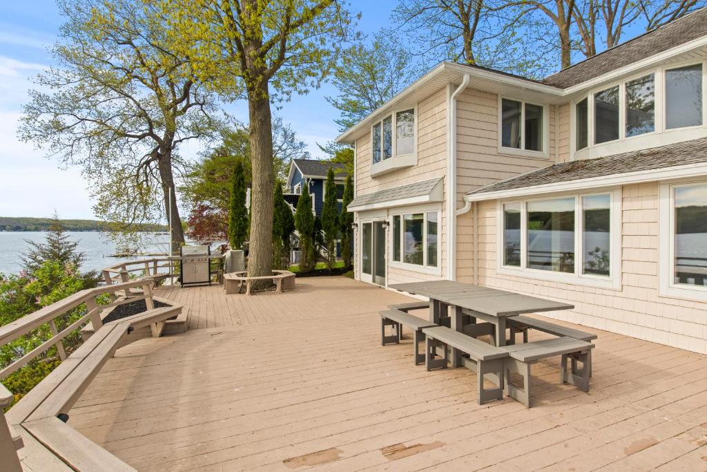 Luxury Conesus Lakefront Dock Modern Amenities