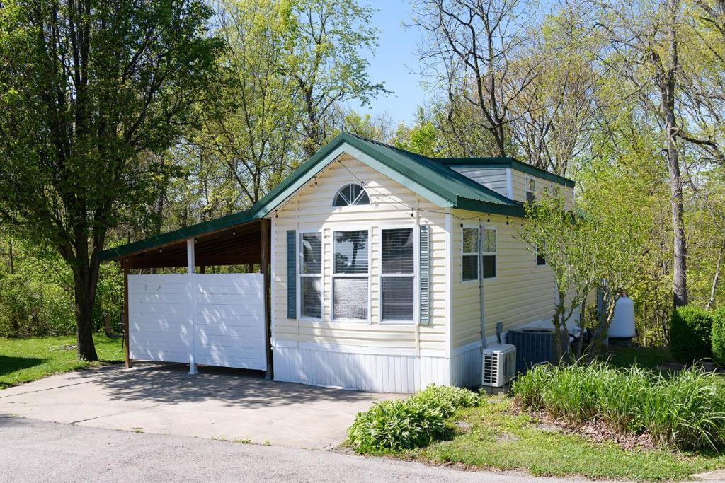 Charming Villa with Hot Tub in Lake Monroe