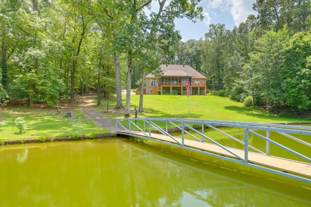 Sunny Coosa River Hideaway with Boat Dock and Slip!