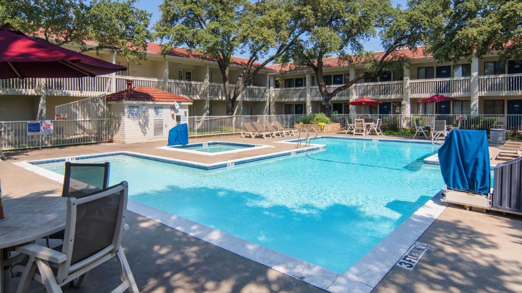 Motel 6-Addison, TX - Dallas