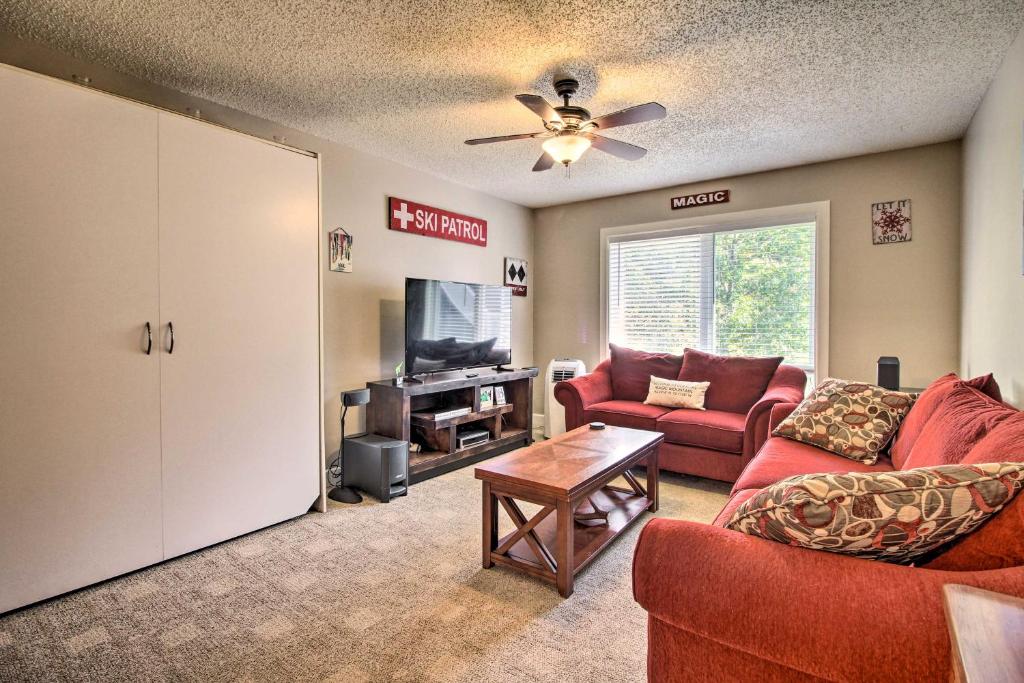 Cozy Condo with Magic Mountain Ski-In Access!