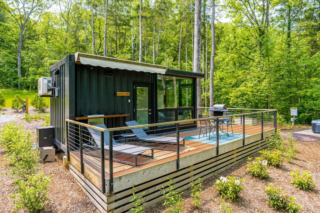 Modern Riverside Cabin w Hot Tub Fire Pit Kayaks