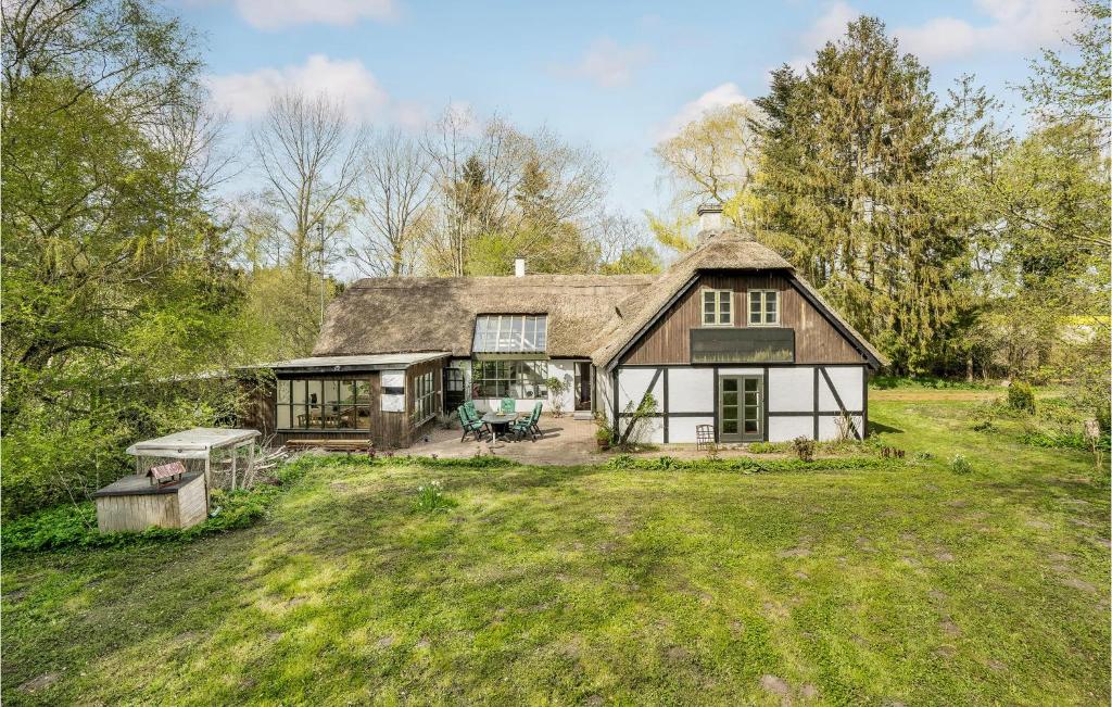 Beautiful Home In Øster Ulslev With Kitchen