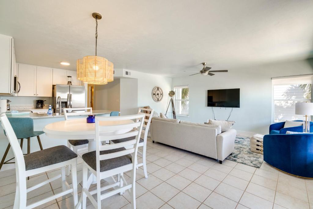 Cedar Key Condo with Balcony and Gulf Views!