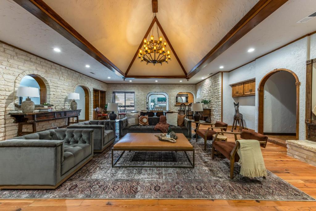 Magnificent 90-acre Texas Ranch Estate On San Marcos River - 5 Bedrooms - Newly Renovated & Professionally Furnished 9t Ranch By Boutiq